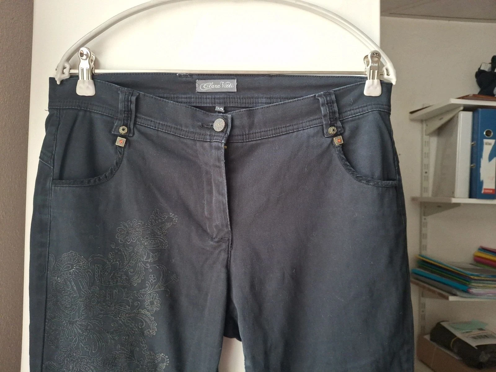 Jeans preto com bordados – photo 3
